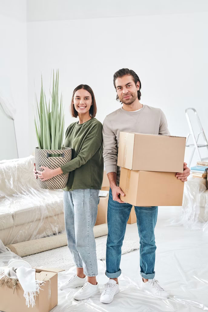 Para przygotowująca się do zmiany miejsca zamieszkania z zapakowanymi kartonami