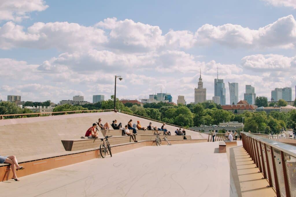 Panorama centrum Warszawy widoczna z kładki nad Wisłą w słoneczny dzień