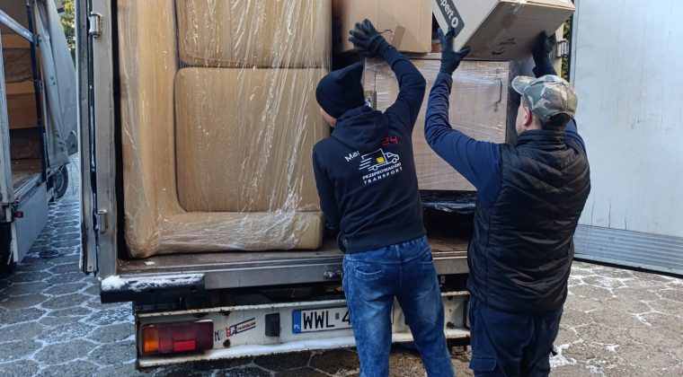 Załadunek kanapy i wyposażenia do samochodu transportowego podczas przeprowadzki Warszawa-Węgry